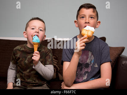 Kinder Eis essen Stockfoto