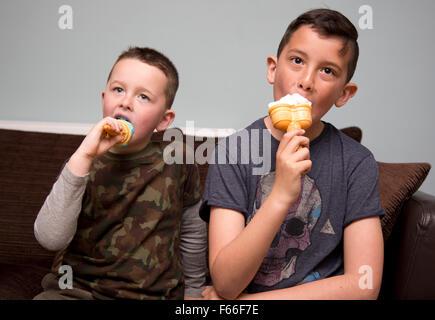 Kinder Eis essen Stockfoto