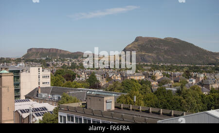 Edinburgh-Skyline - Arthurs Seat und Salisbury Crags Stockfoto