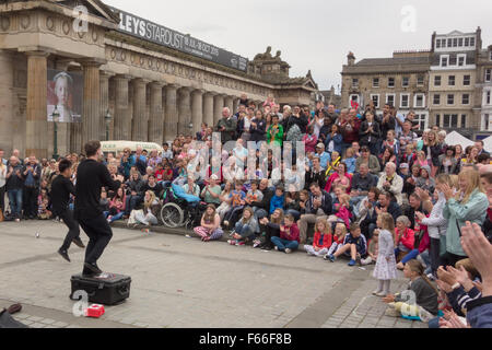 Menschenmassen genießen Edinburgh Fringe Festival 2015 handeln "Funny Bones Trash" außerhalb der Scottish National Gallery Stockfoto
