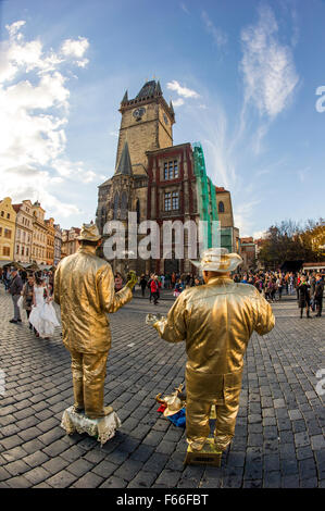 Menschen, die vorgeben, Statuen in Prag Stockfoto