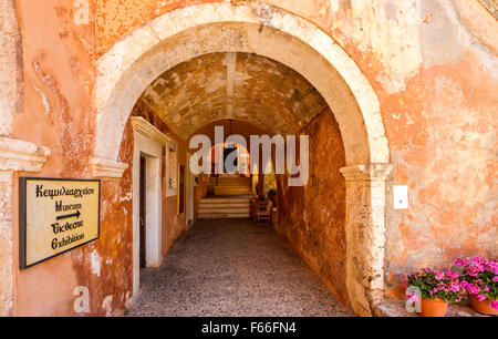 Halle in Richtung das kirchliche Museum im griechisch-orthodoxen Kloster der Heiligen Dreifaltigkeit in Akrotiri, Chania, Griechenland. Stockfoto