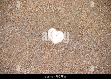 natürliche Felsen am Strand gefunden in Herzform Stockfoto