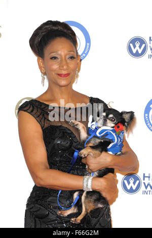 London, UK. 12. November 2015. Debbie Sladge Teilnahme an den Kragen & Mäntel Ball am Battersea Evolution für die Battersea Dogss & Cats Home 11.12.2015 Credit: Peter Phillips/Alamy Live News Stockfoto