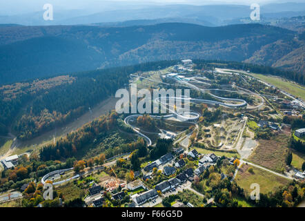 Winterberg Bobbahn Luftaufnahmen mit Tag Bobhaus, Winterberg, Sauerland, Nordrhein-Westfalen, Deutschland, Europa, Antenne Stockfoto