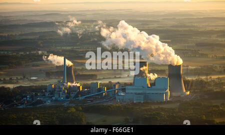 Kohle zu Pflanzen, Kohle-Kraftwerk im Morgenlicht, Kühltürme, RWE Power, einem ehemaligen Kernkraftwerk Rauchen Stockfoto