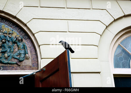 KRÄHE AUF DIE TÜR-HARTEBRUGKERK Stockfoto