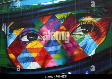 Sao Paulo, Brasilien. 12. November 2015. Blick auf ein Graffiti in Hommage an die brasilianische Fahrer der Formel1 (F1) Ayrton Senna da Silva, des Künstlers Eduardo Kobra aus Brasilien, wird in Sao Paulo, Brasilien, am 12. November 2015 gesehen. Senna gewann drei Weltmeisterschaften der Formel 1 1988, 1990 und 1991 und 1994 beim konkurrieren in der Grand Prix von San Marino 1994 starb. Die brasilianischen Grand Prix F1 statt findet vom 13. November bis 15 in Sao Paulo. © Rahel Patras/Xinhua/Alamy Live-Nachrichten Stockfoto