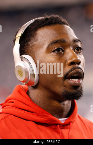 East Rutherford, New Jersey, USA. 12. November 2015. Buffalo Bills Quarterback Tyrod Taylor (5) blickt auf während der Warm-ups vor dem NFL-Spiel zwischen den Miami Dolphins und die New York Jets MetLife Stadium in East Rutherford, New Jersey. Christopher Szagola/CSM/Alamy Live-Nachrichten Stockfoto