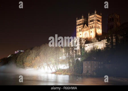 Durham, Großbritannien. 12. November 2015. Fogscape von Fujiko Nakaya.  Leuchtende Nebel treibt den Hügel hinunter von Durham Kathedrale, den Fluss zu tragen. Während der vom 12.-15. November 2015 Durham Lumiere zeigt ein des Lichts sichtbar. Bildnachweis: AC Bilder/Alamy Live-Nachrichten Stockfoto