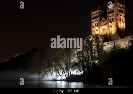 Durham, Großbritannien. 12. November 2015. Fogscape von Fujiko Nakaya.  Leuchtende Nebel treibt den Hügel hinunter von Durham Kathedrale, den Fluss zu tragen. Während der vom 12.-15. November 2015 Durham Lumiere zeigt ein des Lichts sichtbar. Bildnachweis: AC Bilder/Alamy Live-Nachrichten Stockfoto