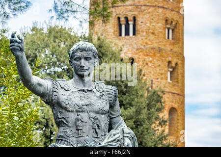 Caesar Augustus-Statue mit Blick auf IX Jahrhundert Bell Tower von Ravenna frühchristlichen Basilika erbaut in der ersten Hälfte des sechsten Jahrhunderts Stockfoto