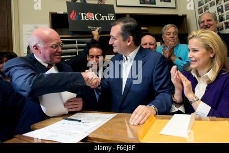 Concord, New Hampshire, USA. 12. November 2015. New Hampshire Secretary Of State BILL GARDNER und HEIDI NELSON CRUZ zusehen, wie Texas Senator TED CRUZ seine Papiere, für das Präsidentenamt in New Hampshire primäre Dateien. © Brian Cahn/ZUMA Draht/Alamy Live-Nachrichten Stockfoto