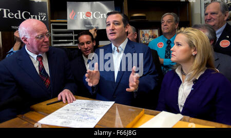 Concord, New Hampshire, USA. 12. November 2015. New Hampshire Secretary Of State BILL GARDNER und HEIDI NELSON CRUZ zusehen, wie Texas Senator TED CRUZ seine Papiere, für das Präsidentenamt in New Hampshire primäre Dateien. © Brian Cahn/ZUMA Draht/Alamy Live-Nachrichten Stockfoto