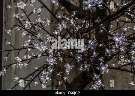 Weihnachtsbeleuchtung mit LED leuchtet eingebettet in Plastikblumen Stockfoto