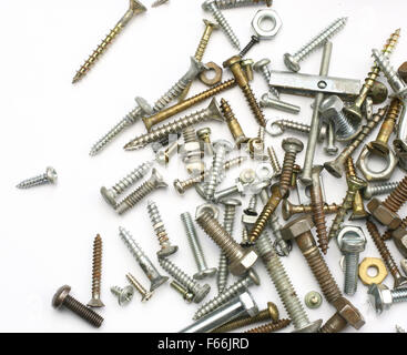 Ein Haufen von Muttern, Bolzen, Schrauben und andere Befestigungselemente auf weißem Hintergrund Stockfoto