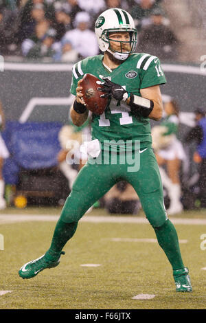 East Rutherford, New Jersey, USA. 12. November 2015. New York Jets Quarterback Ryan Fitzpatrick (14) fällt zurück, um während die NFL-Spiel zwischen den Buffalo Bills und die New York Jets MetLife Stadium in East Rutherford, New Jersey zu übergeben. Christopher Szagola/CSM/Alamy Live-Nachrichten Stockfoto