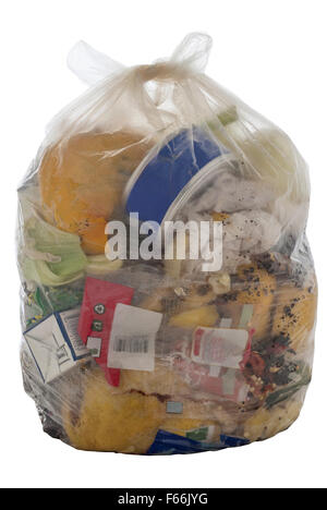 Plastiktüte voller Müll, isoliert auf weiss. Stockfoto