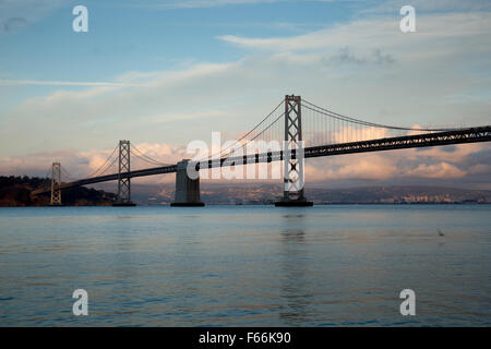 Bay Bridge vom Pier 14, San Francisco, Sonnenuntergang Stockfoto