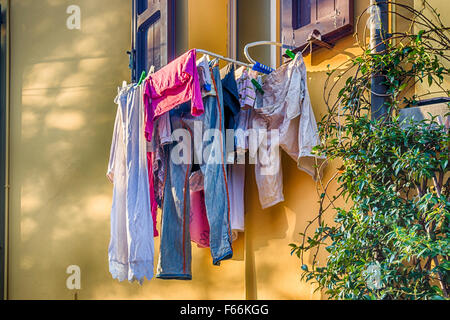 gewaschene Wäsche hing zum Trocknen auf einem Wäscheständer hängen von einem Fenster in ein Haus in Italien Stockfoto