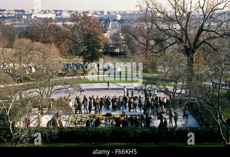 Arlington, Virginia, 22.11.1988 Bürgerinnen und Bürger legen einen Kranz an der Grabstätte von Präsident John Fitzgerald Kennedy auf den 25. Jahrestag seiner Ermordung.  Bildnachweis: Mark Reinstein Stockfoto