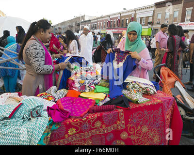 Frauen einkaufen Bangladeshi Straße Messe und Festival in "Little Bangladesch" im Abschnitt "Kensington" von Brooklyn, New York, Stockfoto