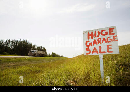 Garage Sale Zeichen Zentral-Alberta. Kanada Stockfoto