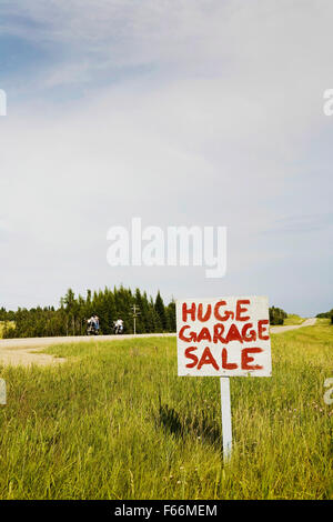 Garage Sale Zeichen Zentral-Alberta. Kanada Stockfoto