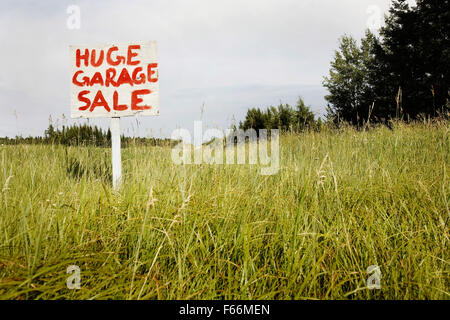 Garage Sale Zeichen Zentral-Alberta. Kanada Stockfoto