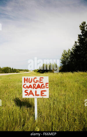 Garage Sale Zeichen Zentral-Alberta. Kanada Stockfoto