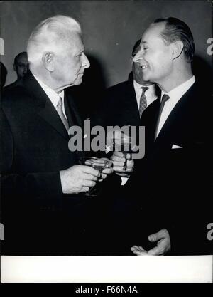 30. März 1968 - gewählte Presidential Wahlen neu Tschechoslowakei Präsident Ludvik Svoboda (R) mit Alexander Dubcek, erster Sekretär des Zentralkomitees der kommunistischen Partei der Tschechoslowakei auf der Prager Burg, 30. März 1968. © Keystone Bilder USA/ZUMAPRESS.com/Alamy Live-Nachrichten Stockfoto