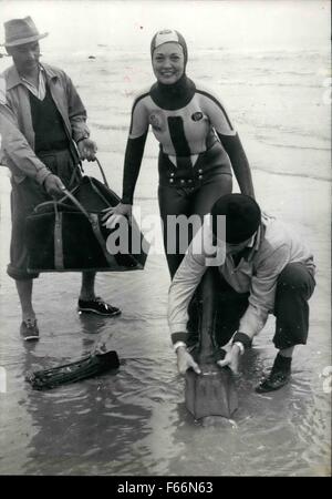 1960 - Jane Baldasare versucht es wieder US-amerikanische Schwimmerin Jane Baldasare, der in ihrem Versuch, den Kanal unter Wasser schwimmen versagte ihr zweiter Versuch vom Cap Gris-Nez nach Dover bei 8,20 Vormittag ging auf. OPS: Jane Baldasare tragen ihre Froschmann Ausrüstung im Bild kurz vor dem Eintritt in Wasser bei Cap Gris Nez heute Morgen. Erstversuch jemals Unterwasser Bilder © Keystone USA/ZUMAPRESS.com/Alamy Live-Nachrichten Stockfoto