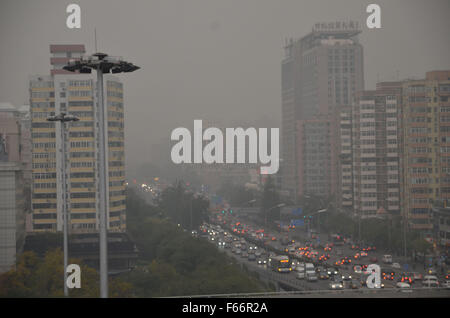 Peking, Peking, CHN, China. 11. November 2015. Peking, CHINA - 11. November 2015: (Nur zur redaktionellen Verwendung. CHINA aus) verschmutzt stark Beijing. © SIPA Asien/ZUMA Draht/Alamy Live-Nachrichten Stockfoto