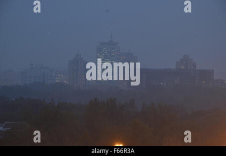 Peking, Peking, CHN, China. 11. November 2015. Peking, CHINA - 11. November 2015: (Nur zur redaktionellen Verwendung. CHINA aus) verschmutzt stark Beijing. © SIPA Asien/ZUMA Draht/Alamy Live-Nachrichten Stockfoto