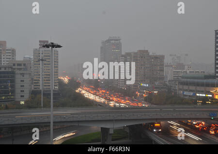 Peking, Peking, CHN, China. 11. November 2015. Peking, CHINA - 11. November 2015: (Nur zur redaktionellen Verwendung. CHINA aus) verschmutzt stark Beijing. © SIPA Asien/ZUMA Draht/Alamy Live-Nachrichten Stockfoto