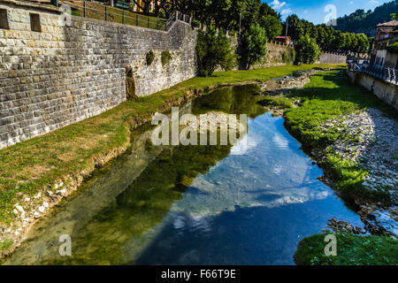 das frische Wasser eines kleinen Baches Baden eine typischen kleinen Hügel-Dorf in der Landschaft der Romagna in Norditalien zurückbringen zu einem natürlichen und ruhigen Lebensstil Stockfoto