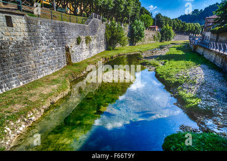 das frische Wasser eines kleinen Baches Baden eine typischen kleinen Hügel-Dorf in der Landschaft der Romagna in Norditalien zurückbringen zu einem natürlichen und ruhigen Lebensstil Stockfoto