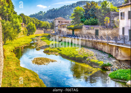 das frische Wasser eines kleinen Baches Baden eine typischen kleinen Hügel-Dorf in der Landschaft der Romagna in Norditalien zurückbringen zu einem natürlichen und ruhigen Lebensstil Stockfoto