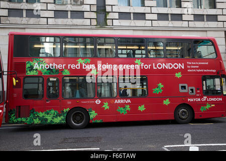 Ein weiterer roter Bus in Richtung Grün für London Stockfoto