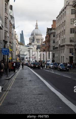 Ein Blick auf die St Pauls Cathedral von Fleet Street in London Stockfoto