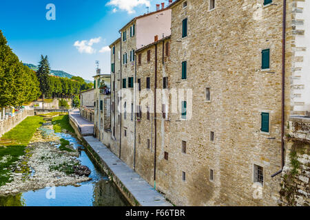 das frische Wasser eines kleinen Baches Baden eine typischen kleinen Hügel-Dorf in der Landschaft der Romagna in Norditalien zurückbringen zu einem natürlichen und ruhigen Lebensstil Stockfoto