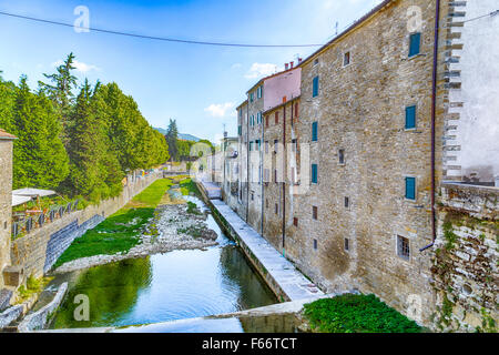 das frische Wasser eines kleinen Baches Baden eine typischen kleinen Hügel-Dorf in der Landschaft der Romagna in Norditalien zurückbringen zu einem natürlichen und ruhigen Lebensstil Stockfoto