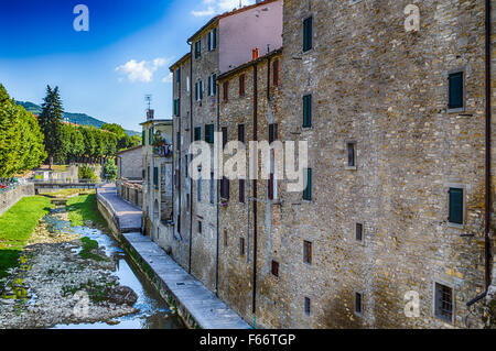 das frische Wasser eines kleinen Baches Baden eine typischen kleinen Hügel-Dorf in der Landschaft der Romagna in Norditalien zurückbringen zu einem natürlichen und ruhigen Lebensstil Stockfoto