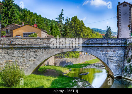 das frische Wasser eines kleinen Baches Baden eine typischen kleinen Hügel-Dorf in der Landschaft der Romagna in Norditalien zurückbringen zu einem natürlichen und ruhigen Lebensstil Stockfoto