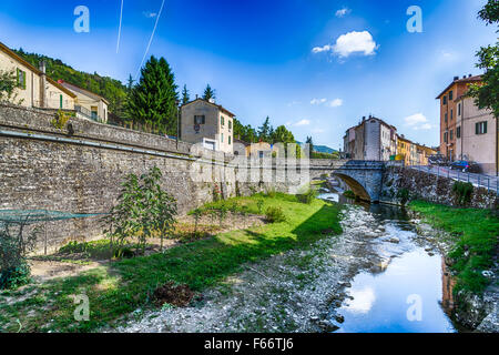 das frische Wasser eines kleinen Baches Baden eine typischen kleinen Hügel-Dorf in der Landschaft der Romagna in Norditalien zurückbringen zu einem natürlichen und ruhigen Lebensstil Stockfoto