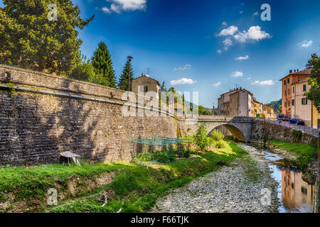 das frische Wasser eines kleinen Baches Baden eine typischen kleinen Hügel-Dorf in der Landschaft der Romagna in Norditalien zurückbringen zu einem natürlichen und ruhigen Lebensstil Stockfoto