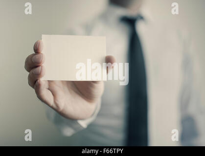 Hand des Mannes zeigt Visitenkarte Stockfoto