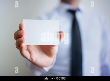 Mannes Hand zeigt leere Karte Stockfoto