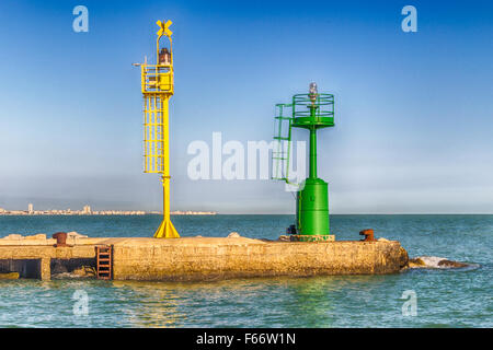 grüne und gelbe Leuchttürme auf einem Pier an der Adria Stockfoto