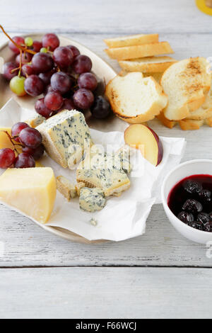 Roquefort-Käse mit Marmelade und Trauben, Essen Nahaufnahme Stockfoto